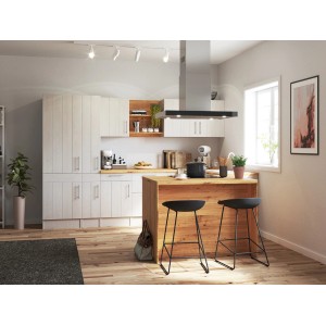 Respekta Landhaus Winkelküche Anton in Lärche Weiß mit Kücheninsel und Elektrogeräten.