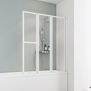 Schulte Badewannenfaltwand, 3-teilig, 126,8x140 cm, weiß, als Duschabtrennung auf Badewanne montiert.