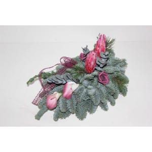 Grabgesteck mit Calla, Brombeere, ca. 40 cm, aus Nobilistanne und Konifere.