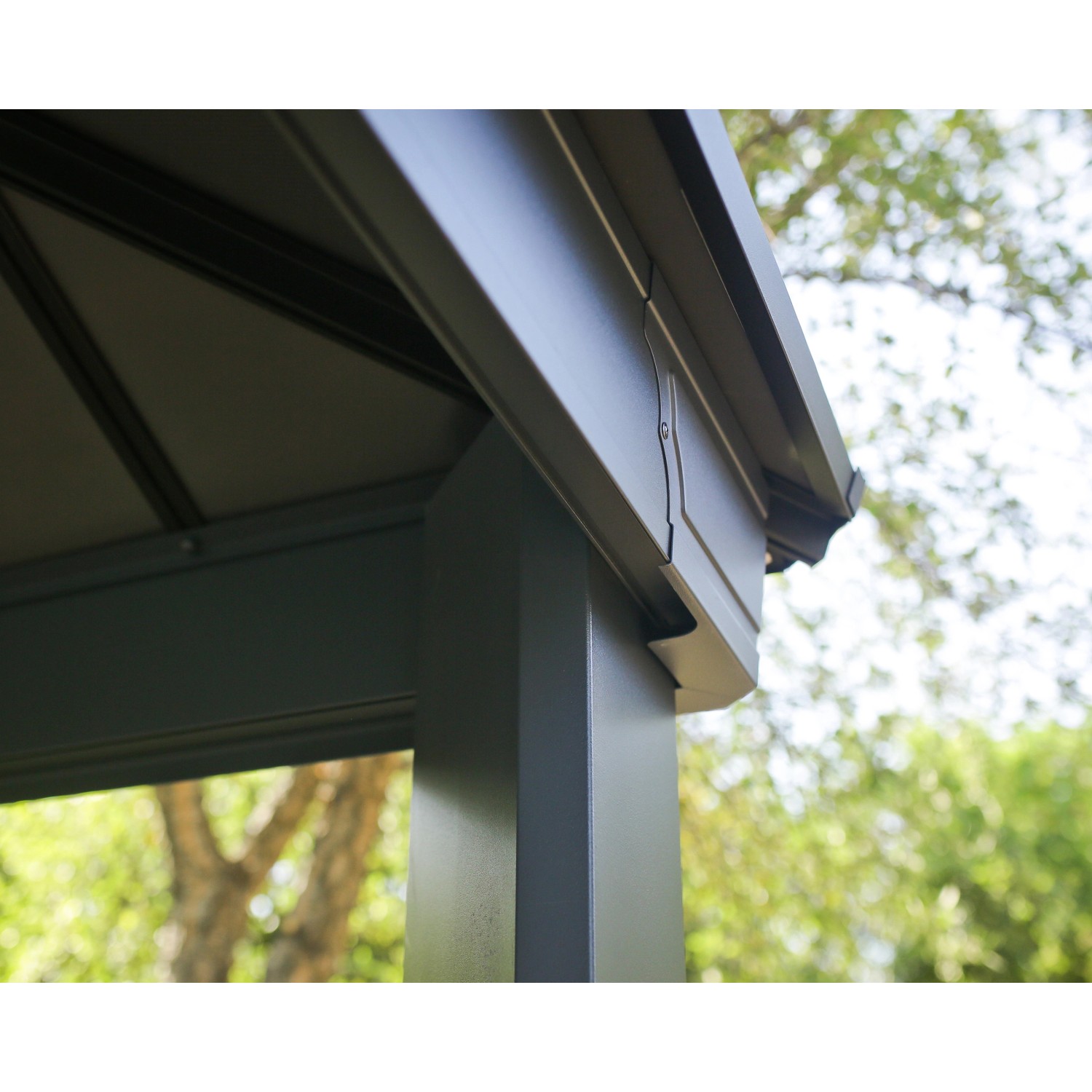 Detailansicht des anthrazitfarbenen Palram Canopia Dallas Gartenpavillons mit Aluminiumrahmen.