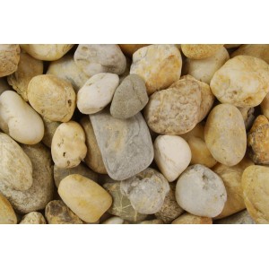 Nahaufnahme von hell-bunten Rundkieseln (32-50 mm) im 25 kg Sack. Zierkies für Garten und Landschaft.