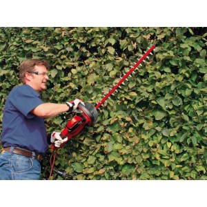 Einhell Elektro-Heckenschere GE-EH 7067 im Einsatz beim Heckenschnitt.