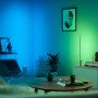 Philips Hue Signe Tischleuchte in Weiß, mit Farbverlauf im Wohnraum.