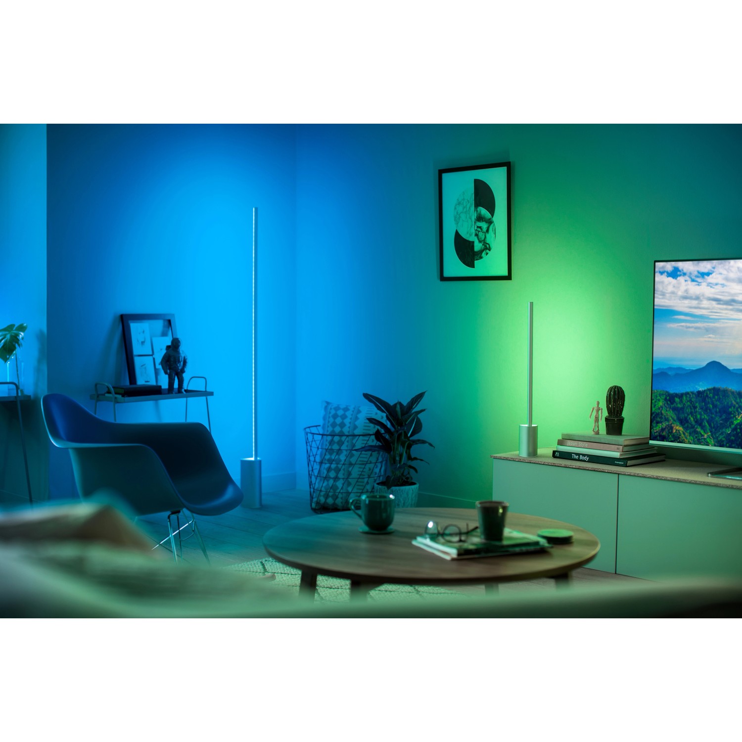Philips Hue Signe Tischleuchte in Weiß, mit Farbverlauf im Wohnraum.
