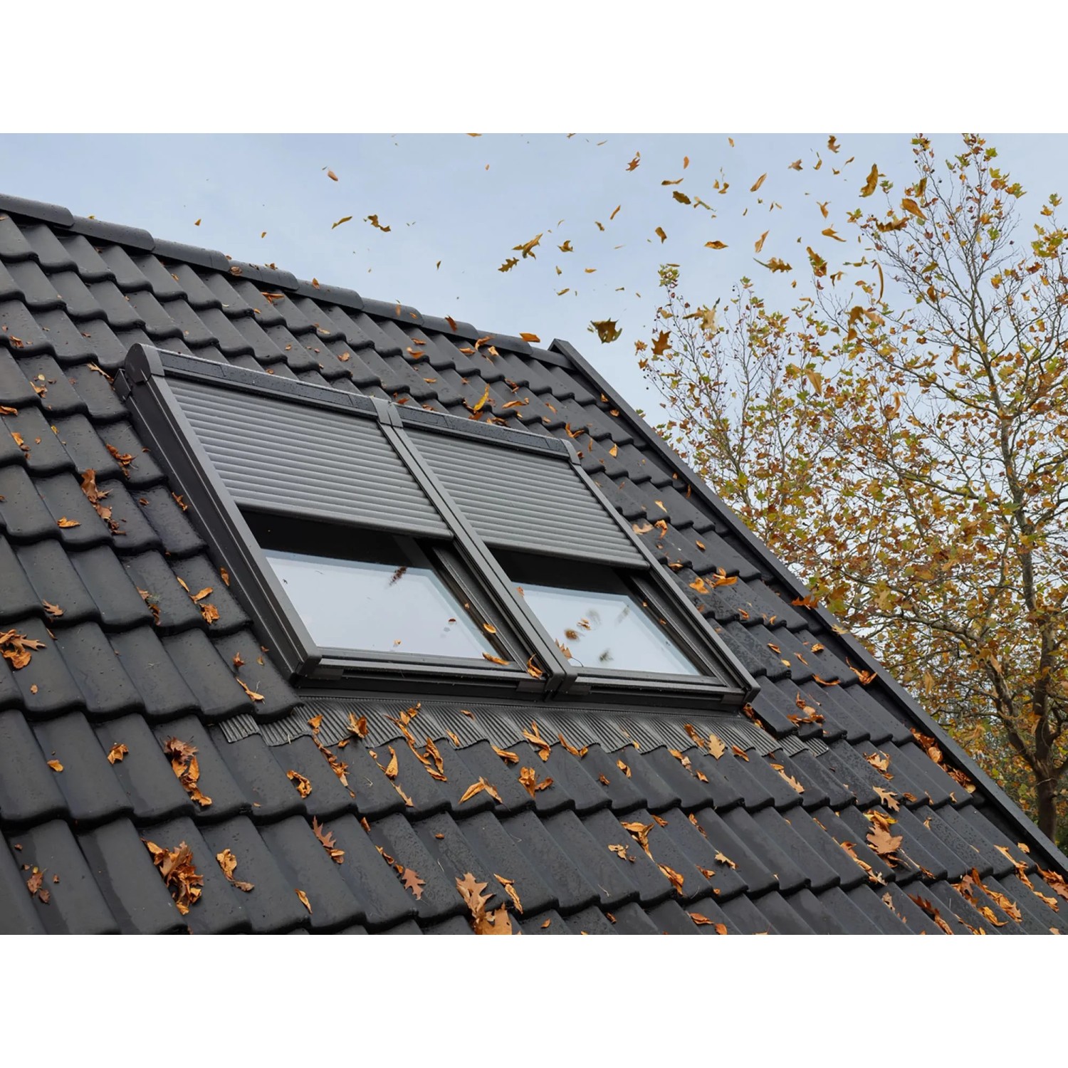 Solarbetriebener Rolladen aus Aluminium (CK02) für Dachfenster, teilweise geschlossen.