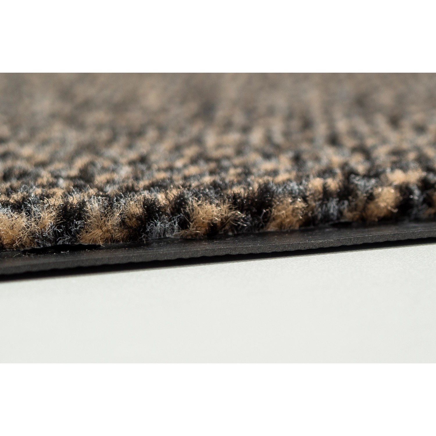 Nahaufnahme: OBI Sauberlaufmatte, meliert braun, 40x60 cm, mit rutschfester PVC-Unterseite.