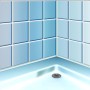 Badezimmer-Ecke mit blauen Fliesen und Abfluss. MEM Schimmel-Vernichter zur Reinigung nutzen.