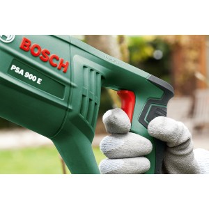 Bosch PSA 900 E Säbelsäge in Grün mit Hand am Griff. Ideal für Sägearbeiten.