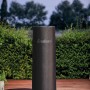 Schwarze Enders Wetterschutzhülle für Terrassenheizer Polo 2.0 auf Holzterrasse.