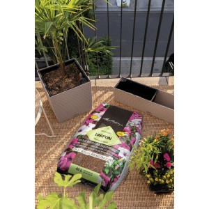 Lechuza UniPon Pflanzsubstrat 40L Sack mit Pflanzen in Töpfen auf einem Balkon.