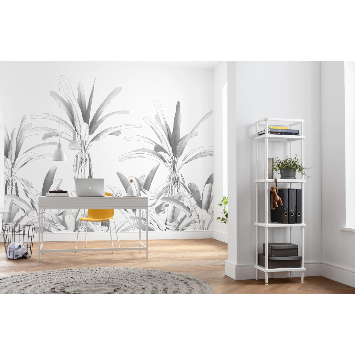 Komar Vlies Fototapete Musa, 400x280cm, mit tropischem Pflanzenmuster in Schwarz-Weiß im Raum.