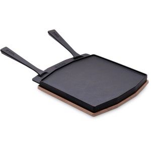 Ooni doppelseitige Grillpfanne aus Gusseisen mit Holzbrett und abnehmbaren Griffen.