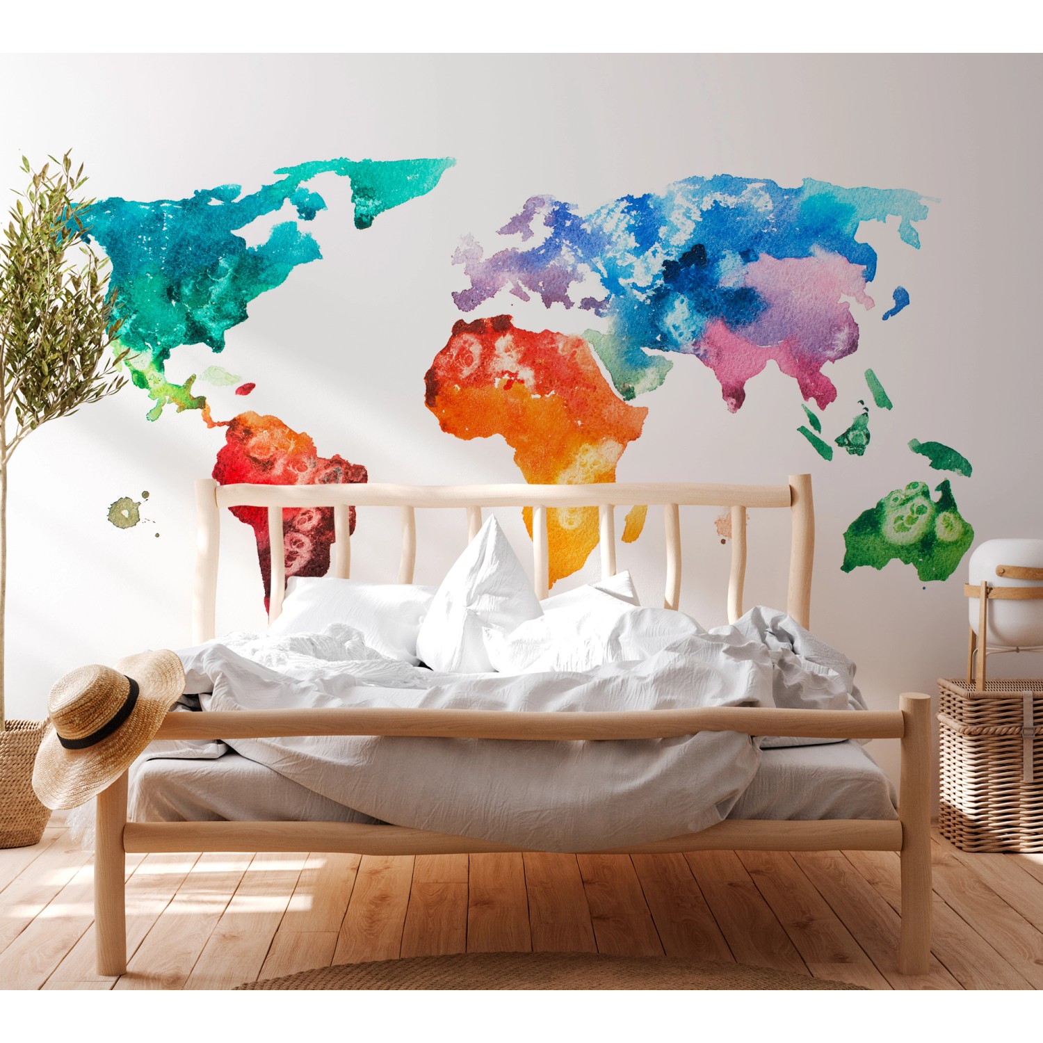 Fototapete Weltkarte bunt (Blau, Grün, Rot, Orange) im Schlafzimmer.
