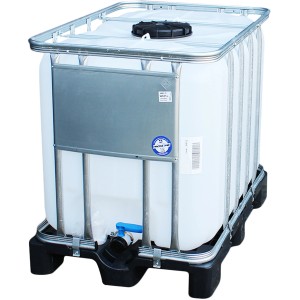 IBC Tank 600 l auf Kunststoffpalette, ideal zur Regenwassernutzung im Garten.