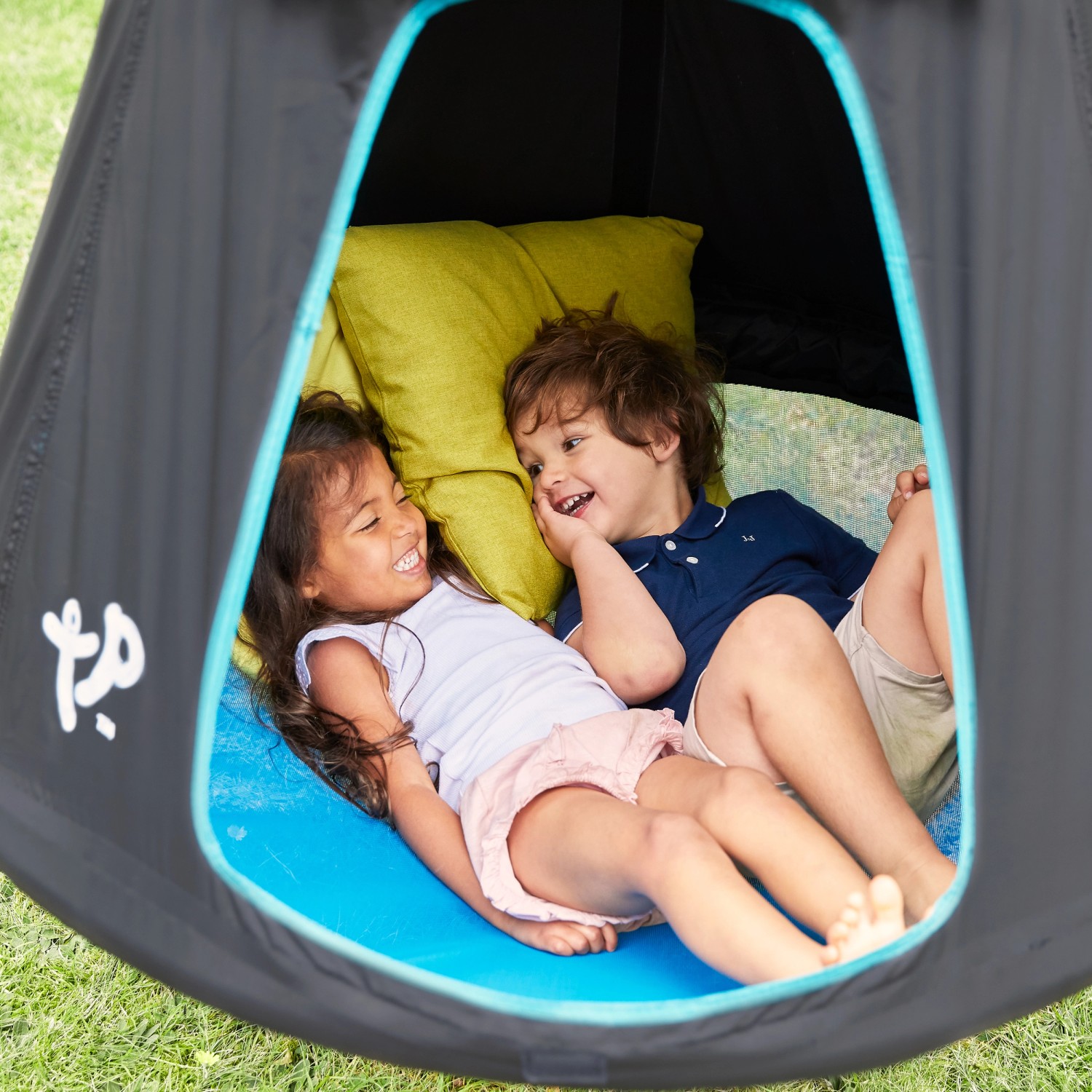 Kinder entspannen in der TP Toys Sitzschaukel/Hängesessel UFO in Schwarz/Blau mit Kissen.