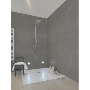 Badezimmer mit grauen Grosfillex Wandverkleidung Element Compact Beton Grau Dekor-Paneelen.