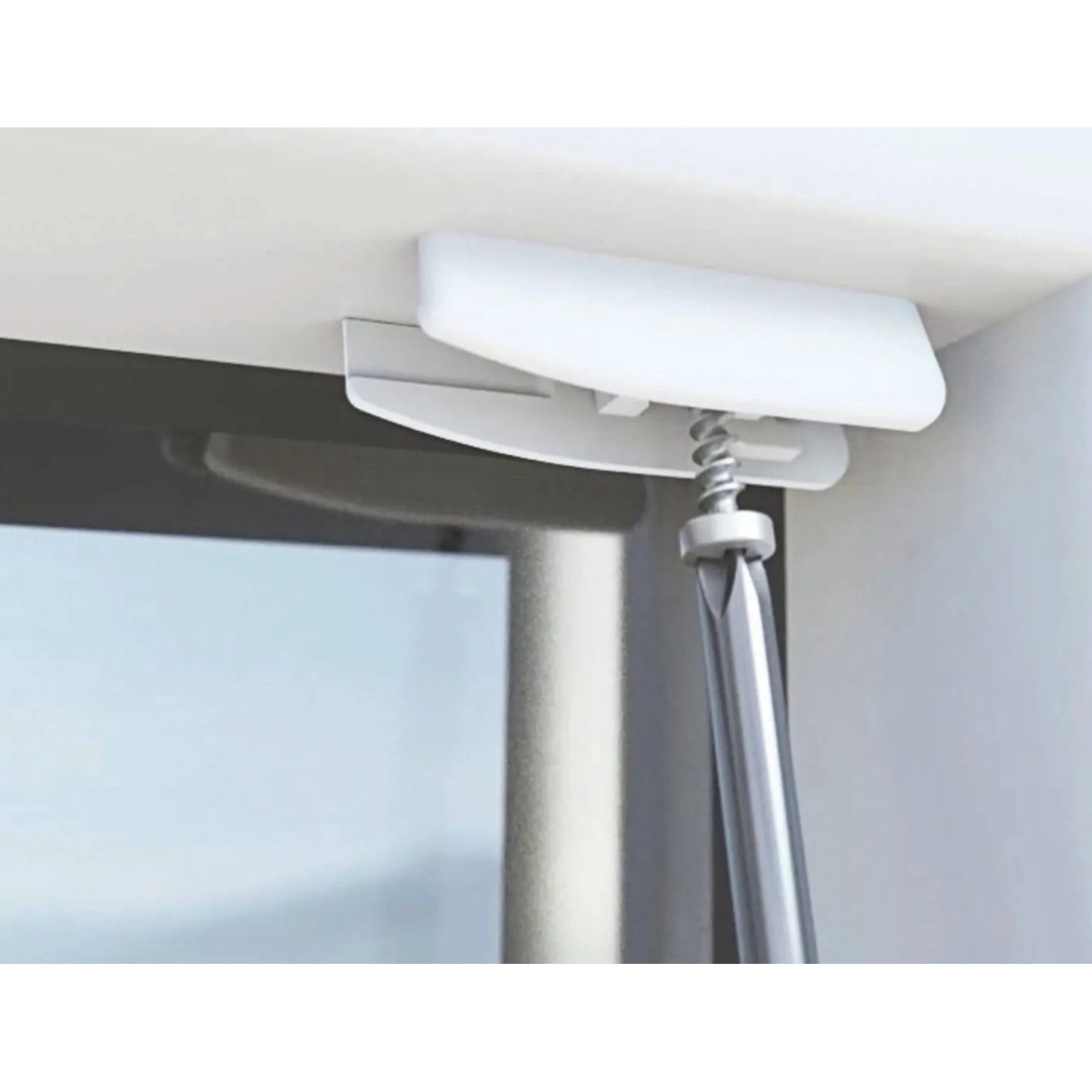 Detailaufnahme der Montage eines weißen Gardinia Plissee Concept Thermo am Fenster.