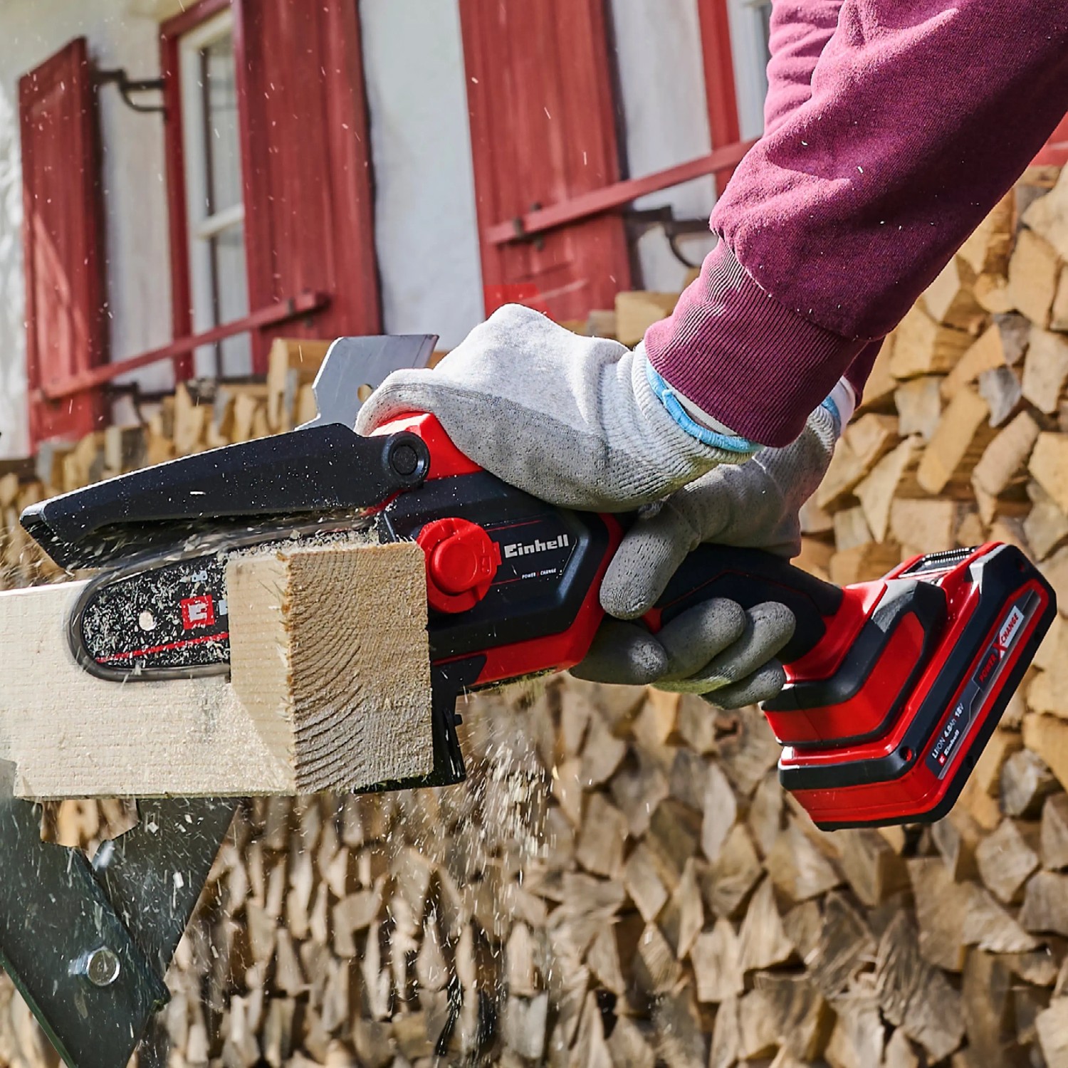 Einhell Akku-Kettensäge GE-PS 18/15 Li BL Kit beim Sägen von Holz.