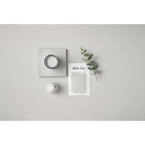 Rust-Oleum Kreidefarbe Wintergrau, Farbbeispiel, Dose und Dekoration.