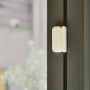 Weißer Yale Tür- und Fenstersensor für Smart Alarm Systeme, kabellos und zur Innenmontage.