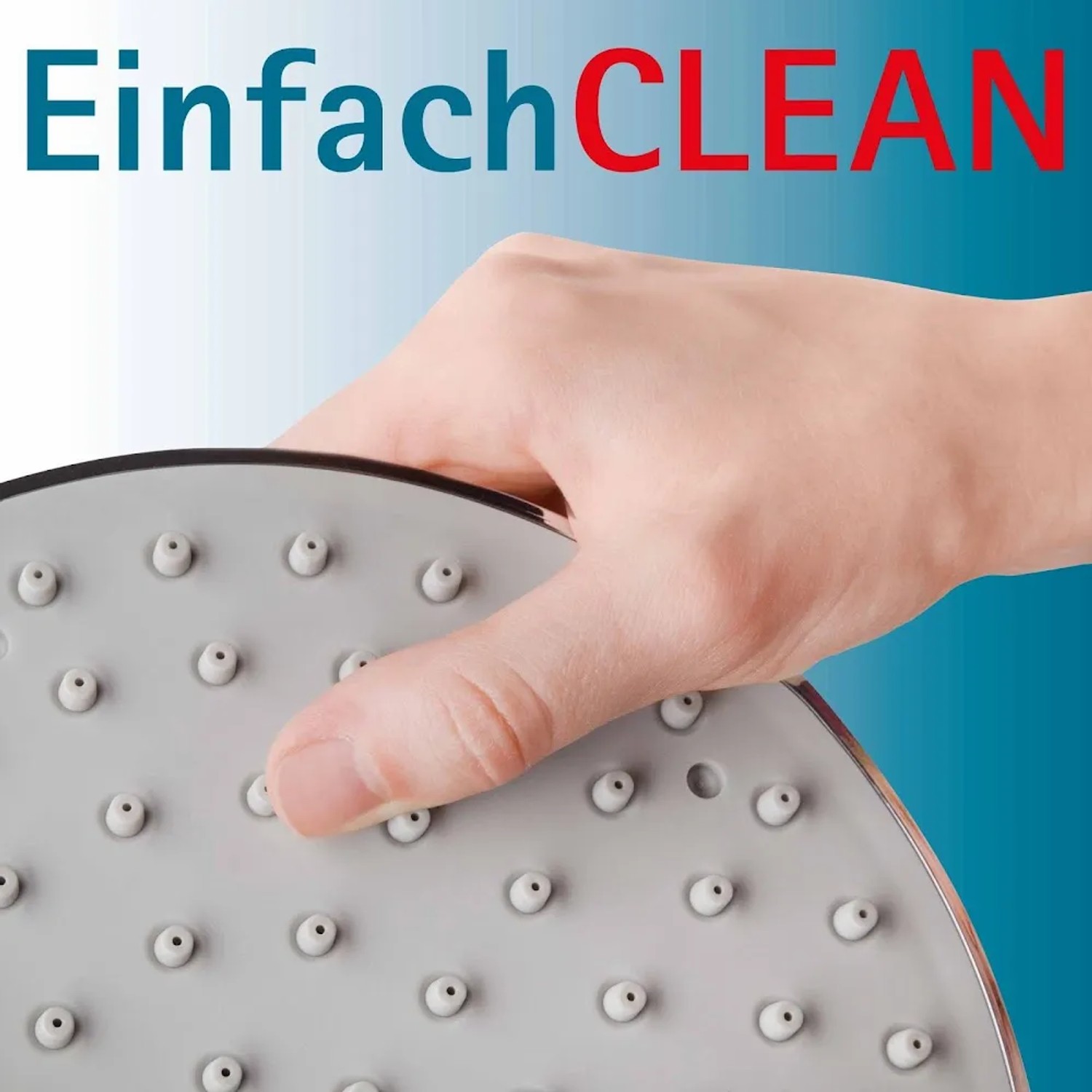 Detailaufnahme: Hand reinigt DuschMaster Rain Kopfbrause mit Silikonnoppen.