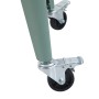 Detailansicht der grünen Best Icy Kühlbox auf Rädern. Zwei schwarze Rollen, eine mit Feststellbremse, für einfachen Transport.