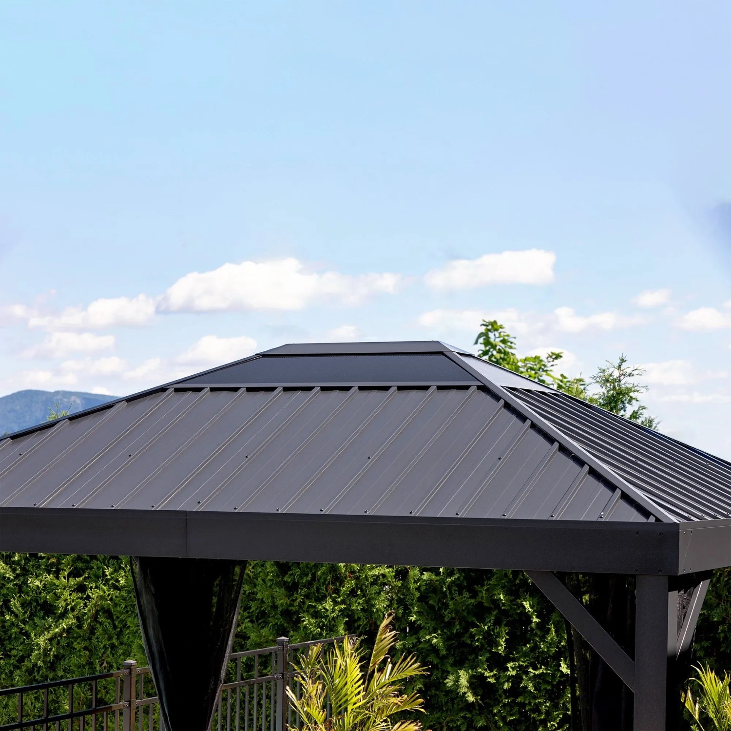 Detailaufnahme des anthrazitfarbenen Sojag Pavillon Kiruna 1012 mit Stahldach und Aluminiumverbund.