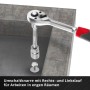 Einhell Werkzeugkoffer: Umschaltknarre mit Nuss und Schraube vor Werkzeugkoffer Hintergrund.