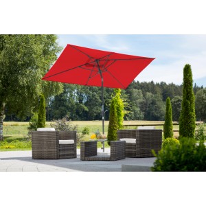 Rechteckiger, roter Schneider Balkonschirm 270x150 cm mit Kurbel über einer Loungegruppe im Garten.