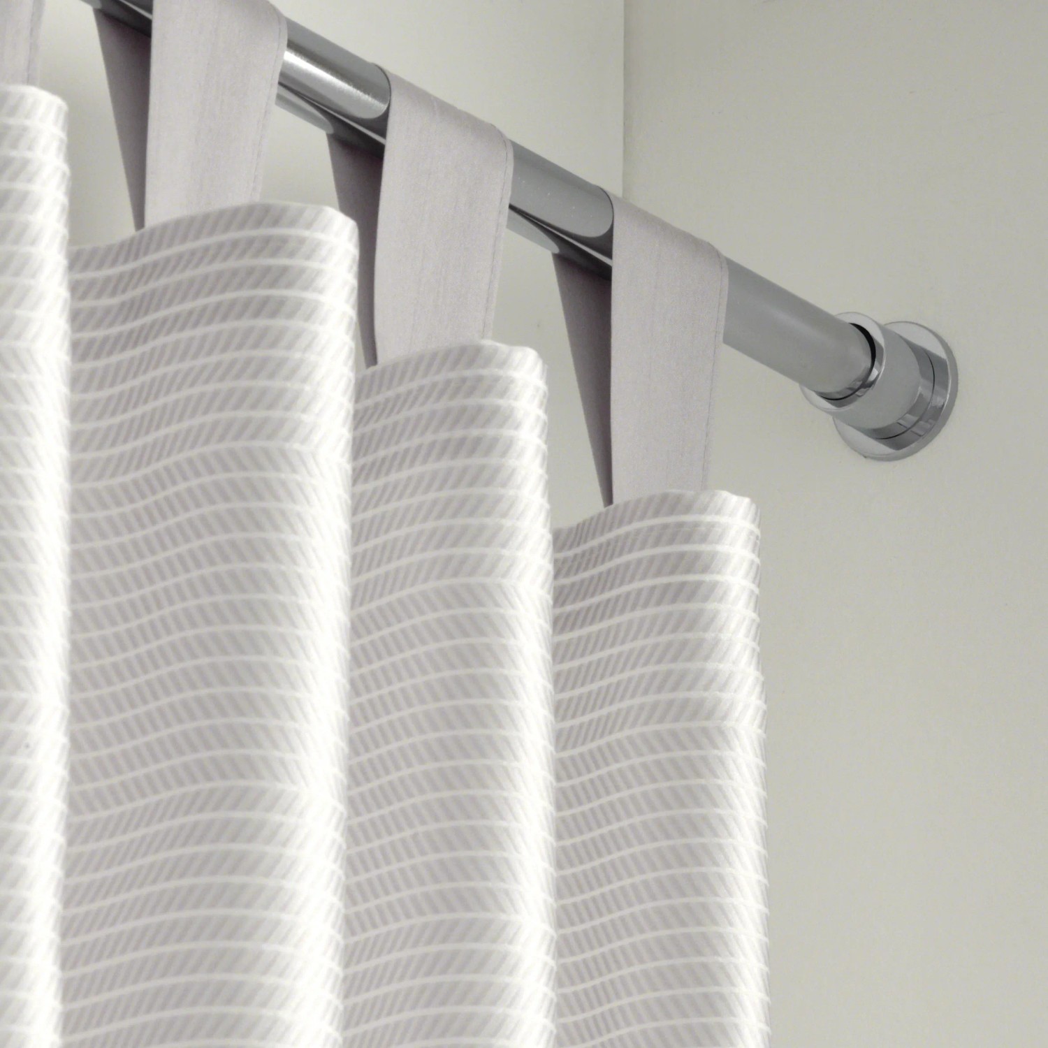 Gardinia Wandlager Windsor für 25 mm Stange in Edelstahloptik mit Gardine.