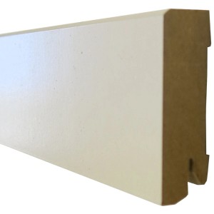 Sockelleiste White&Black Cubica, weißglänzend, 70x18x2500 mm, für stilvolle Bodenabschlüsse.