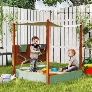 AIYAPLAY Sandkasten aus Massivholz mit grünem Boden, braunem Rahmen, Sonnendach und Sitzbänken. Kinder spielen im Sand.