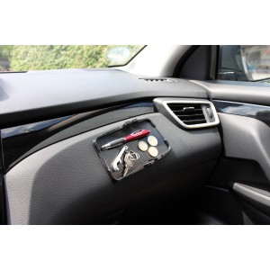 Eufab Antirutsch-Pad auf Armaturenbrett mit Stift, Münzen und Schlüssel für sicheren Halt.