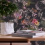 Vliestapete mit Blumenmuster in Schwarz und Grün. Dekorative Tapete mit floralem Design.