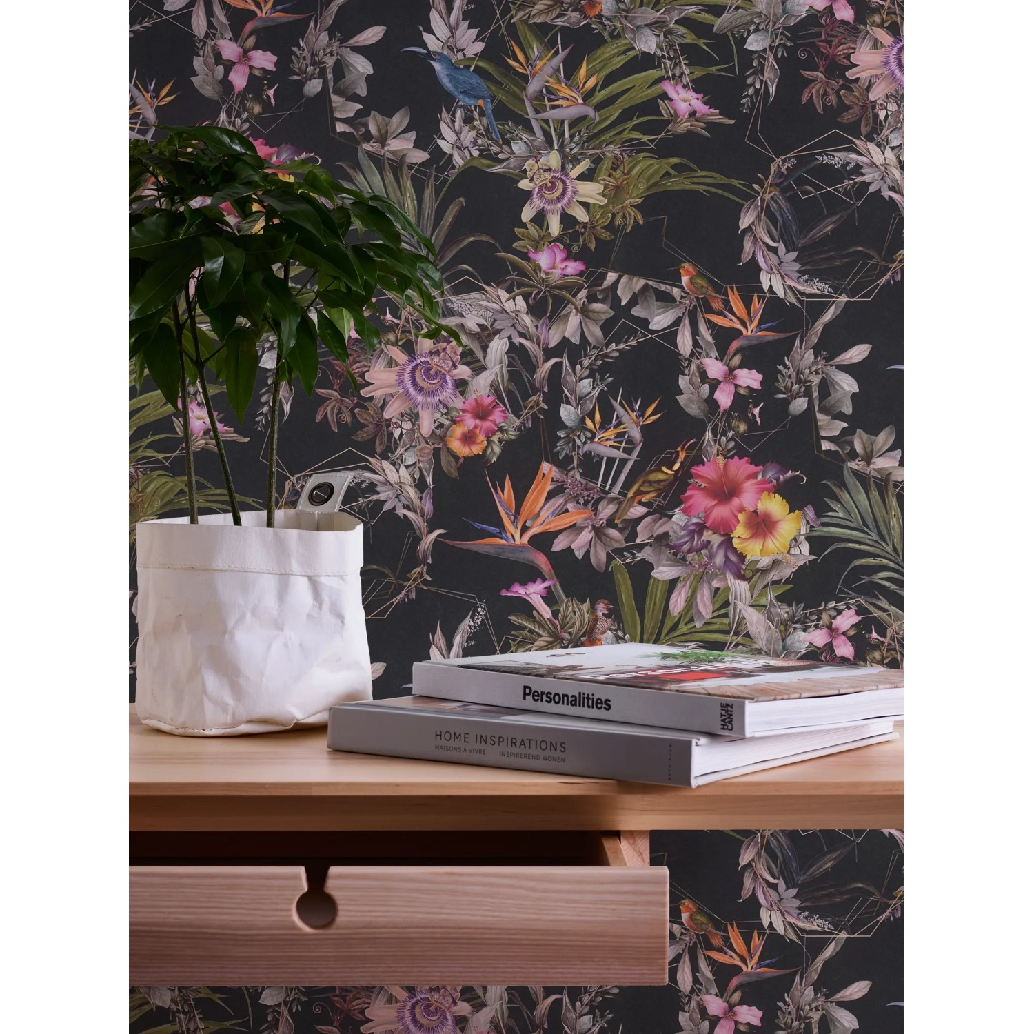 Vliestapete mit Blumenmuster in Schwarz und Grün. Dekorative Tapete mit floralem Design.