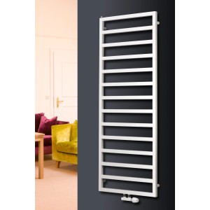 Weißer Ximax Badheizkörper Pure mit Mittenanschluss, 1470x600 mm, an dunkler Wand.