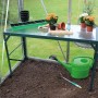 Vitavia Alutisch Smaragd 121x54cm mit Ablage im Gewächshaus mit Gießkanne und Pflanzen.