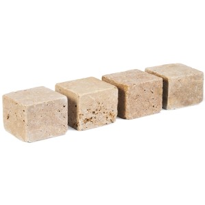 Vier Travertin Noce Pflastersteine, 10x10x8 cm, gesägt und getrommelt.