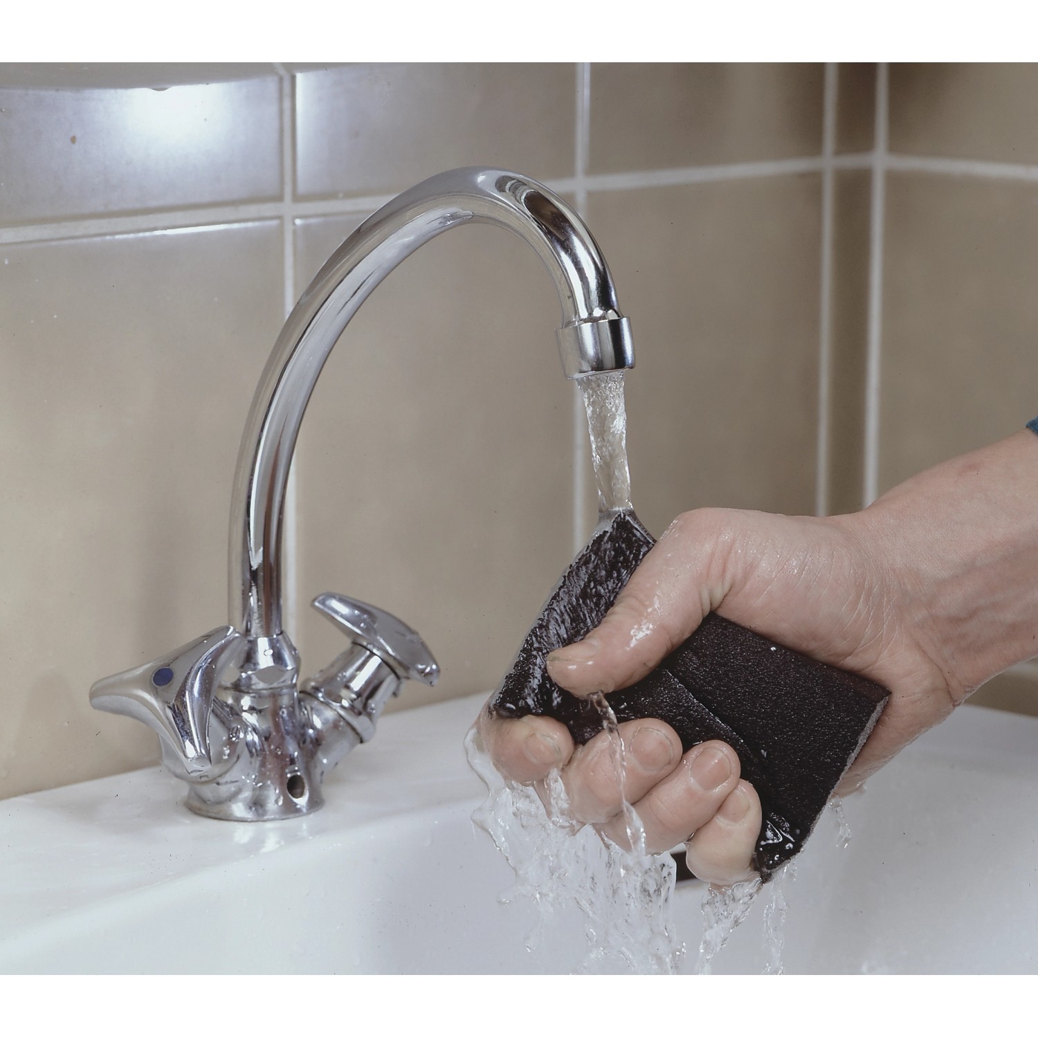 LUX Schleifschwamm Mittel/Grob unter Wasserhahn, ideal für Holz-, Metall- und Lackoberflächen.