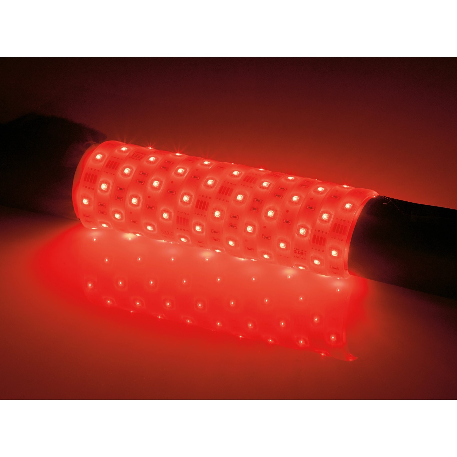 Flexibler, selbstklebender LED Streifen mit mehrfarbigen RGB LEDs für den Innenbereich.