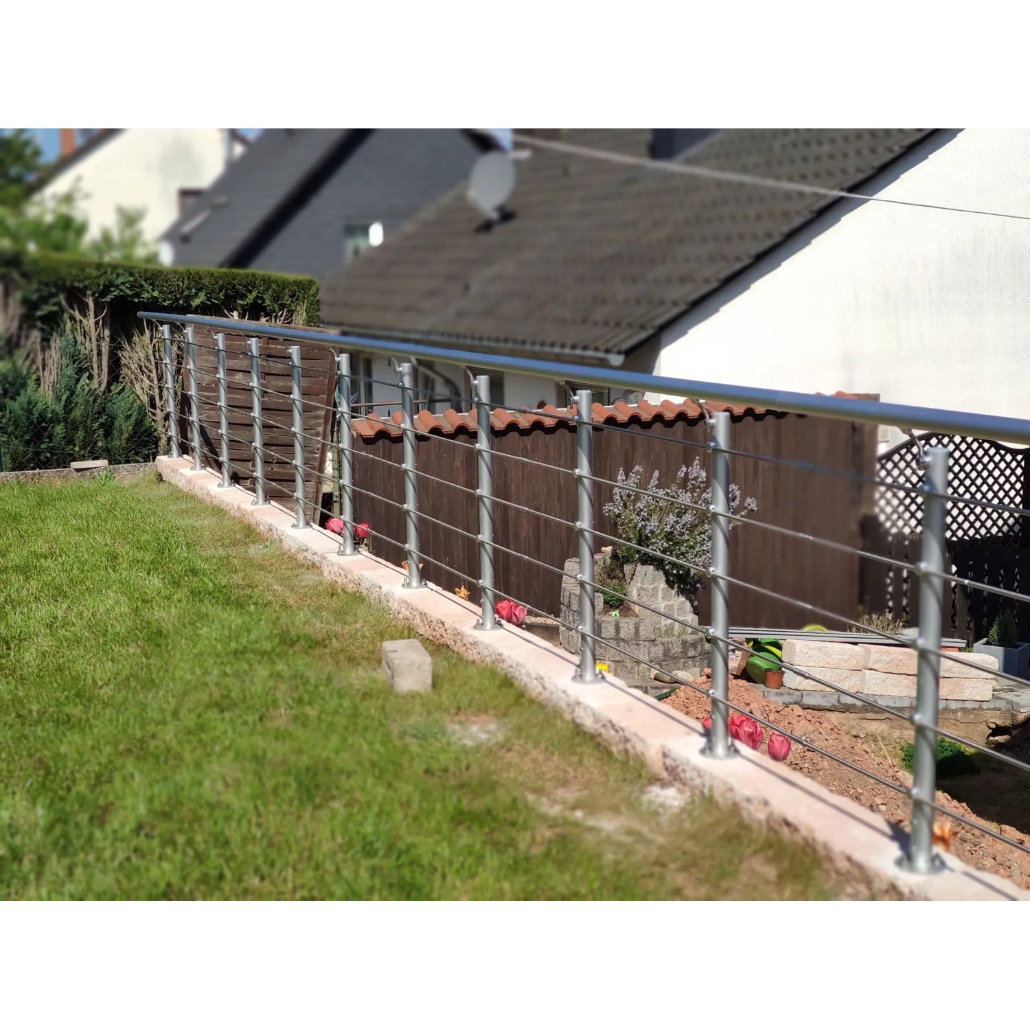 Treba Geländer-Set EB6, seitliche Montage, 150 cm, Edelstahl V2A, montiert im Garten.