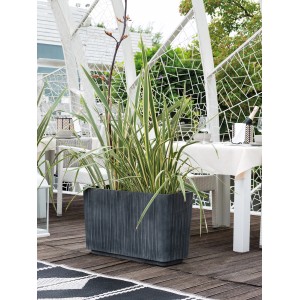 Deroma Pflanzkasten Hoch Link 2er Set, anthrazit, bepflanzt, auf Terrasse.