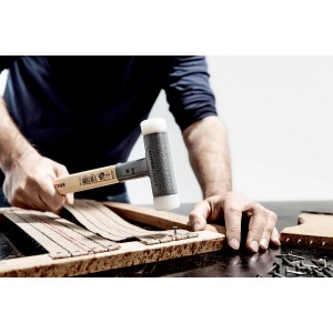 Halder Schonhammer Supercraft D 60 mm mit Hickorystiel im Einsatz beim Polstern.