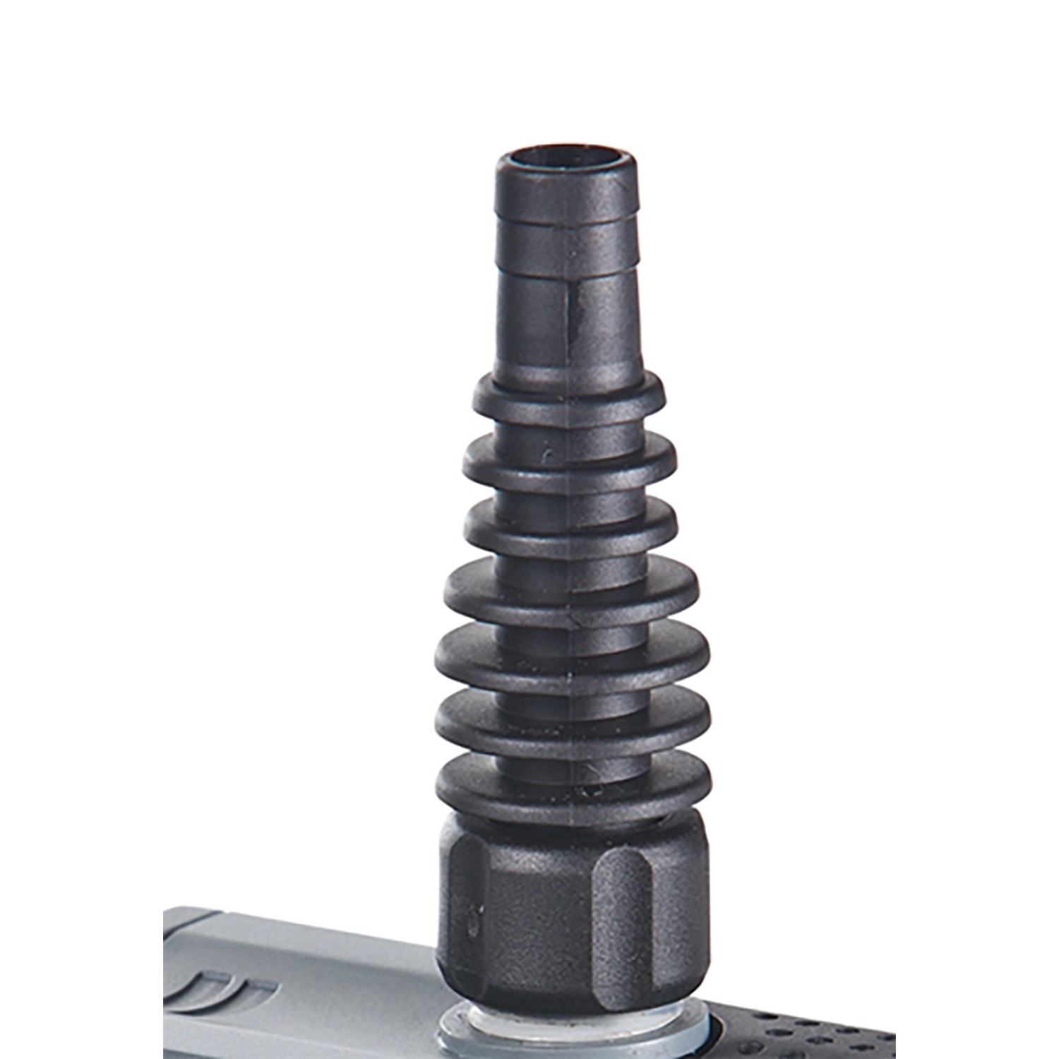 Detailaufnahme: Schwarzer Schlauchanschluss einer Heissner Aqua Stark Teichpumpe.