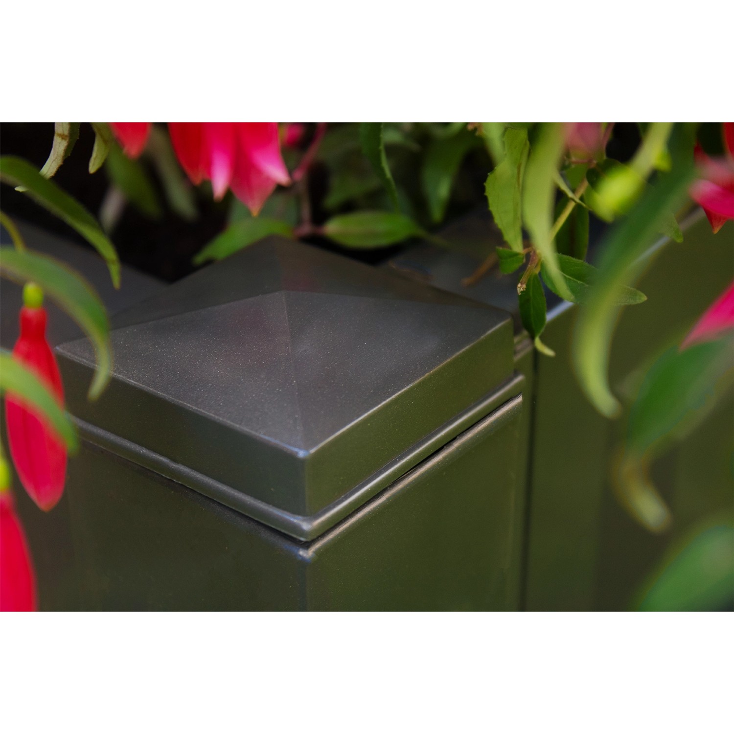 Detailaufnahme des anthrazitfarbenen KHW Spalier 2er-Sets mit Erdspieß, Rankhilfe für den Garten.