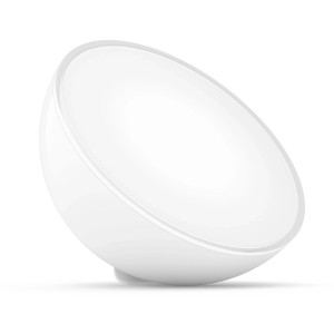 Weiße, tragbare Philips Hue LED Tischlampe Go mit Akku, halbkugelförmig, leicht geneigt.