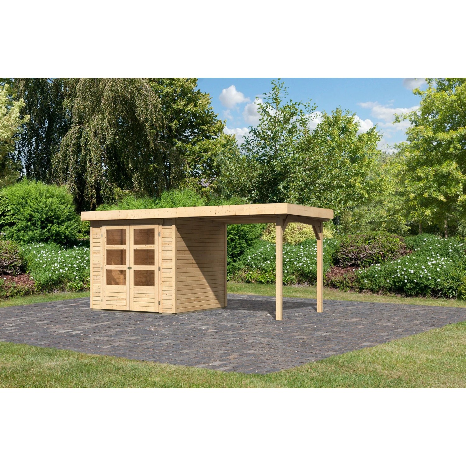 Naturbelassenes Karibu Gartenhaus Speedy A aus Holz mit Anbaudach, Doppelglastüren, auf Pflastersteinen im Garten.