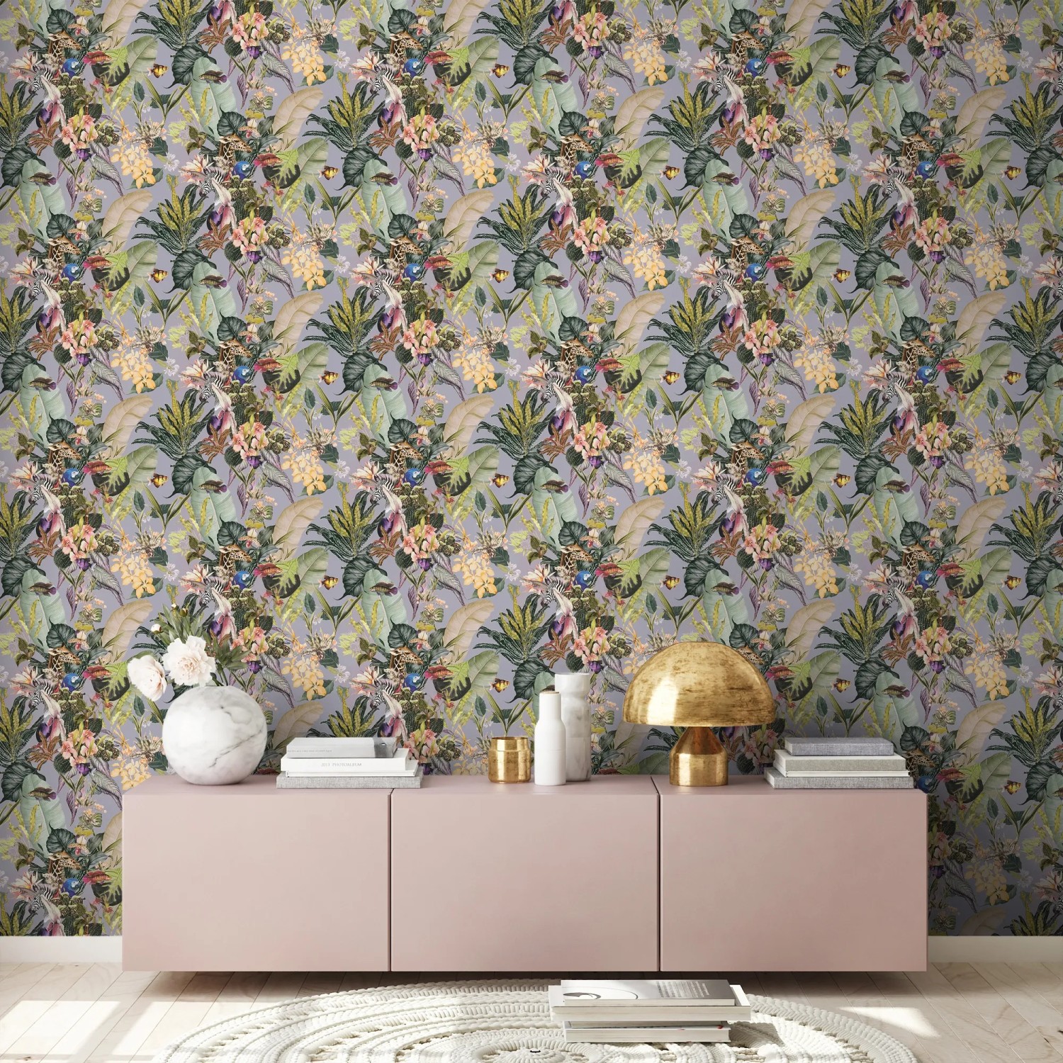 Vliestapete mit Blumen, Tieren, grün-grau, matte Oberfläche. Dekorative Tapete für Wohnräume.