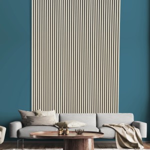 FN Acustico Akustikpaneel Esche, Furnier auf schwarzem Filz, montiert an blauer Wand über Sofa.