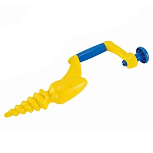 Gelber Hape Sandbohrer aus Kunststoff für Sandkästen und Strand.